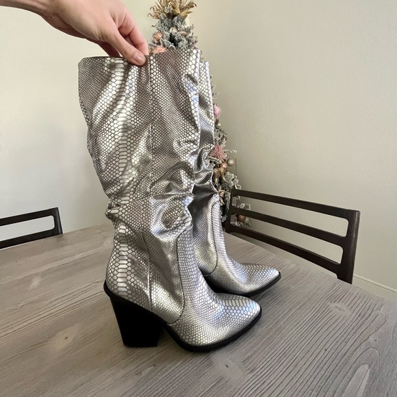 Dolce Vita- Numbra Ruched Boot In silver- Size 8.5 - Picture 4 of 10